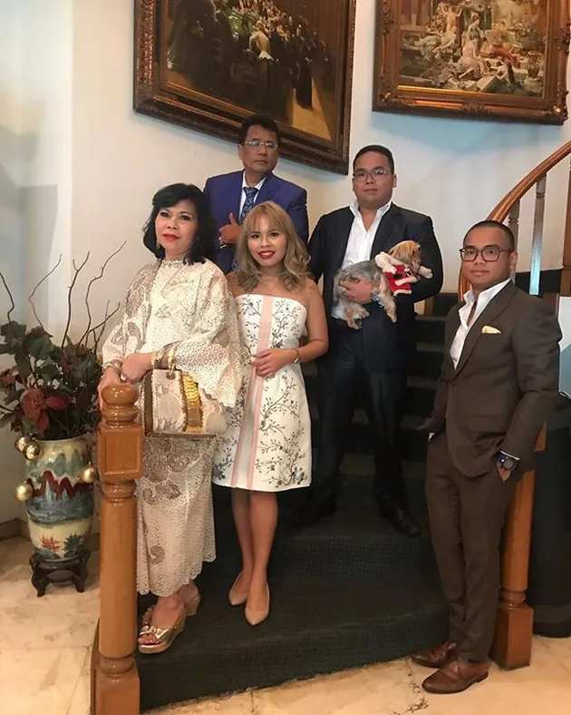 Istri Hotman Paris Hutapea