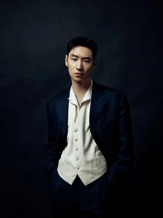 Lee Je Hoon Pakai Jas Hitam