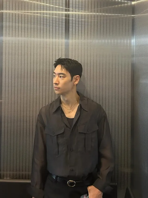 Lee Je Hoon Pakai Kemeja Hitam