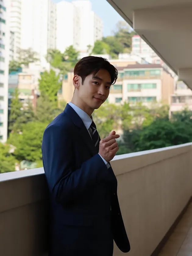 Lee Je Hoon Pakai Jas