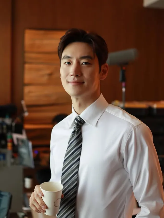 Lee Je Hoon Pakai Kemeja Putih