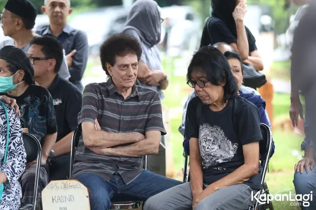 Ahmad Albar duduk di samping Ian Antono