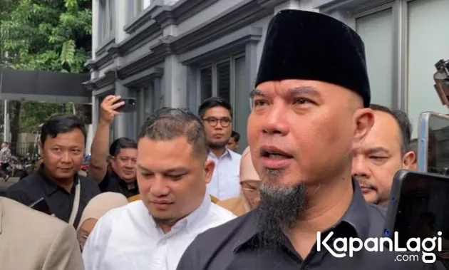 Ahmad Dhani Pakai Peci