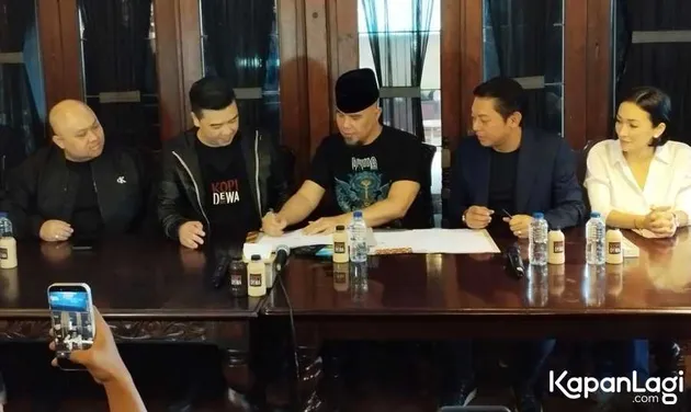 Ahmad Dhani berdiskusi dengan rekan bisnis