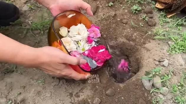 Ahmad Dhani mengubur rambut anak angkat