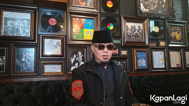 Ahmad Dhani pakai kacamata hitam