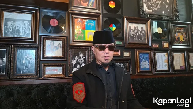 Ahmad Dhani pakai kopiah hitam