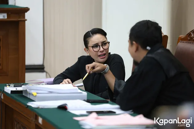 Nikita Mirzani Menangis di Ruang Sidang
