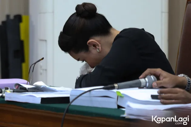 Nikita Mirzani Menangis di Ruang Sidang