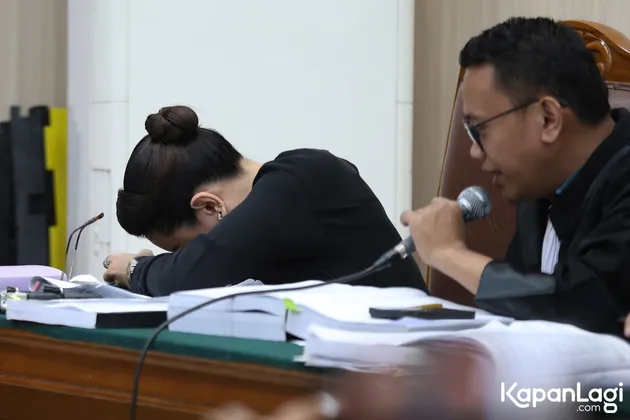 Nikita Mirzani Menangis di Ruang Sidang