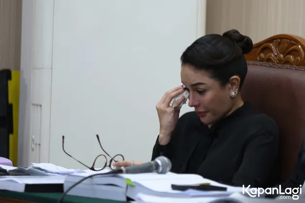 Nikita Mirzani Menangis di Ruang Sidang