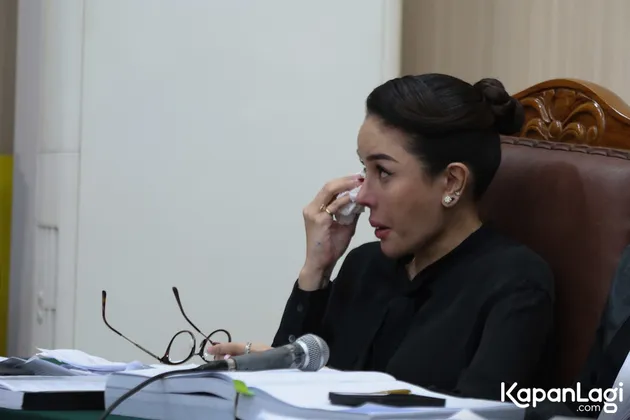 Nikita Mirzani Menangis di Ruang Sidang
