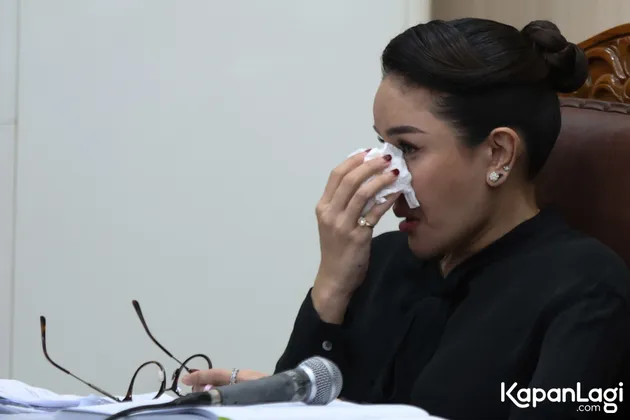 Nikita Mirzani Menangis di Ruang Sidang