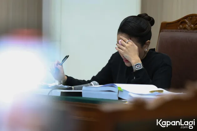 Nikita Mirzani Menangis di Ruang Sidang