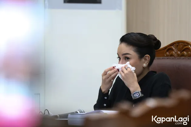 Nikita Mirzani Menangis di Ruang Sidang