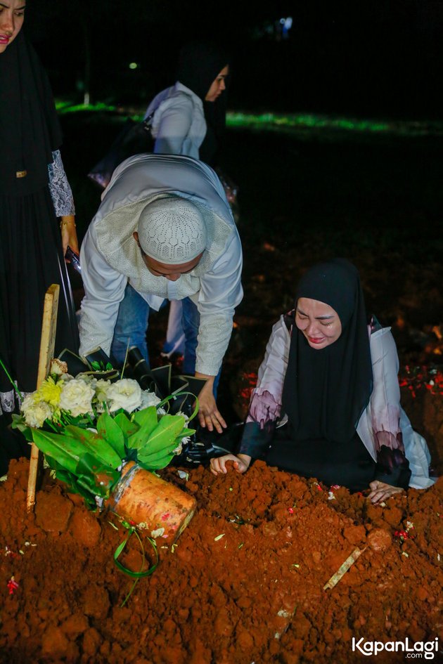 Unstoppable Tears, 10 Portraits of Bella Shofie Who Can Finally Visit Her Mother's Grave After Two Days Buried