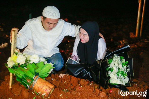 Unstoppable Tears, 10 Portraits of Bella Shofie Who Can Finally Visit Her Mother's Grave After Two Days Buried