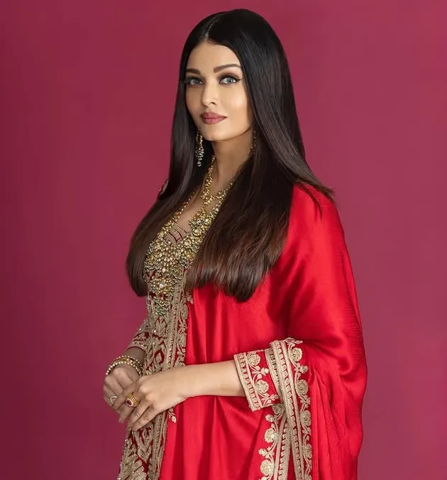 Aishwarya Rai cantik pakai baju merah