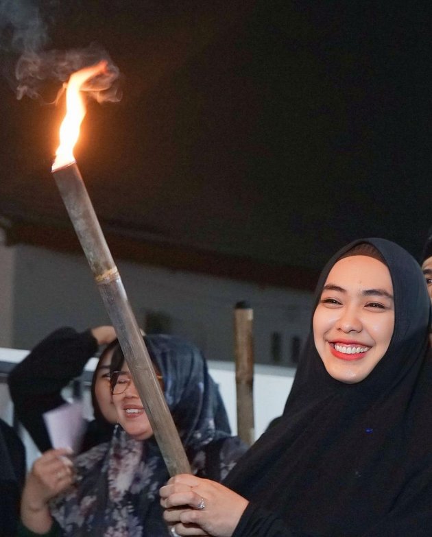 Bring Her Children, 8 Photos of Oki Setiana Dewi Joining the Fun in Torchlight Procession Welcoming the Holy Month of Ramadan