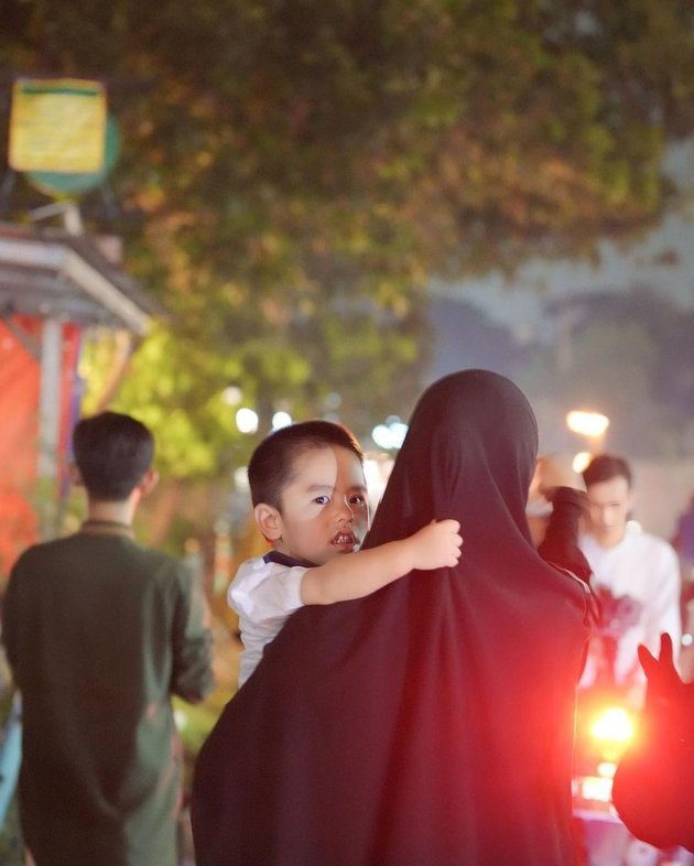 Bring Her Children, 8 Photos of Oki Setiana Dewi Joining the Fun in Torchlight Procession Welcoming the Holy Month of Ramadan