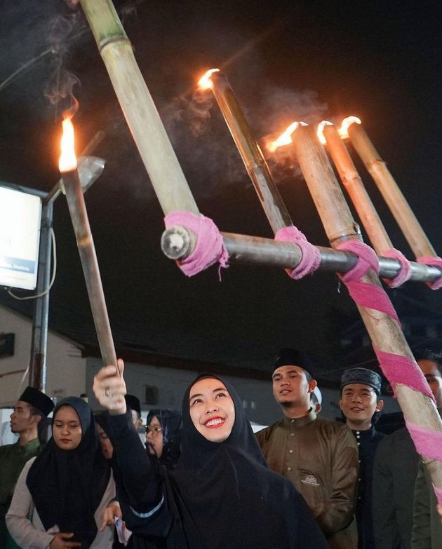 Bring Her Children, 8 Photos of Oki Setiana Dewi Joining the Fun in Torchlight Procession Welcoming the Holy Month of Ramadan