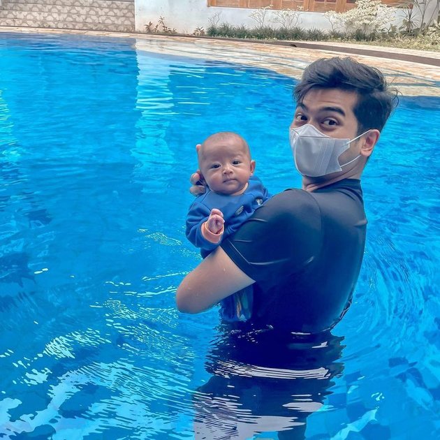 Invite Baby Moana to Play Trampoline, 8 Photos of Ria Ricis and Teuku Ryan Who Are Said to Have the Wrong Parenting Style - Harvesting Netizen's Criticism