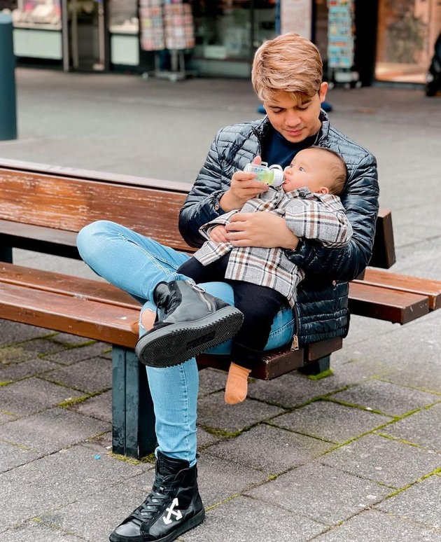 Take Your Little One on a Trip Abroad, Here's a Picture of Irwansyah Taking Care of Baby Ukkasya in the Netherlands - Very Desirable Husband