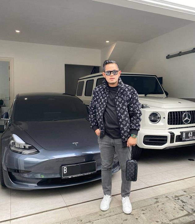 Finally Admits Not Having a Private Jet Frequently Showcased, Here are 14 Photos of Gilang Juragan 99 with his Luxury Car Collection - From a Laundry Worker to Riding Supercars