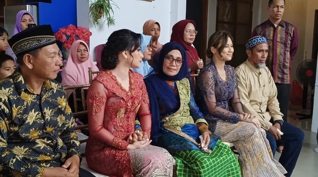 Finally Peaceful, Witness the Touching Moment of Indah Permatasari's Mother Holding Indah's Hand Tightly While Crying Hysterically