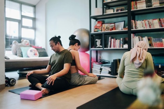 Finally Pregnant After Waiting for Over a Decade, Here are 7 Photos of Dea Ananda Doing Yoga with Her Husband - Netizens: Where's Her Baby Bump?