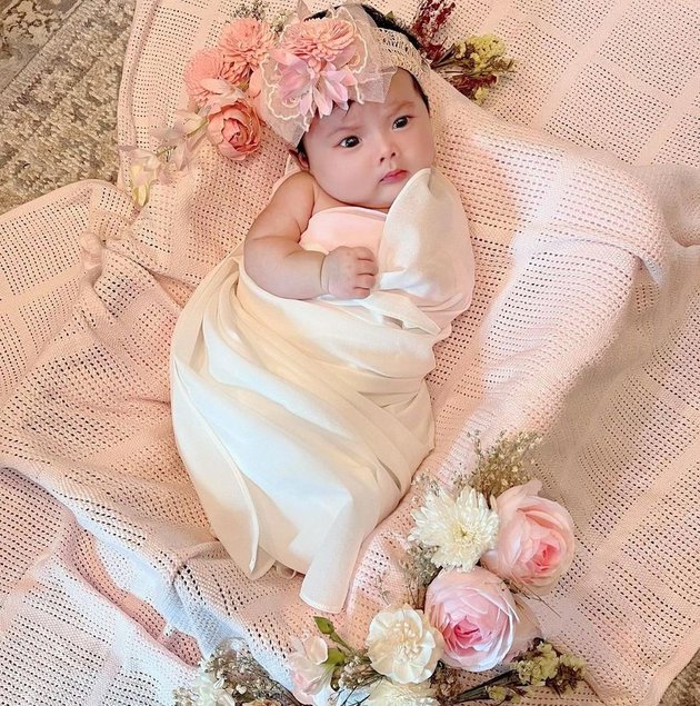 Ya, inilah potret bayi yang bernama Noor Izzah Labeeqa Queen F. Bayi cantik dan menggemaskan ini dipanggil baby Queen. 