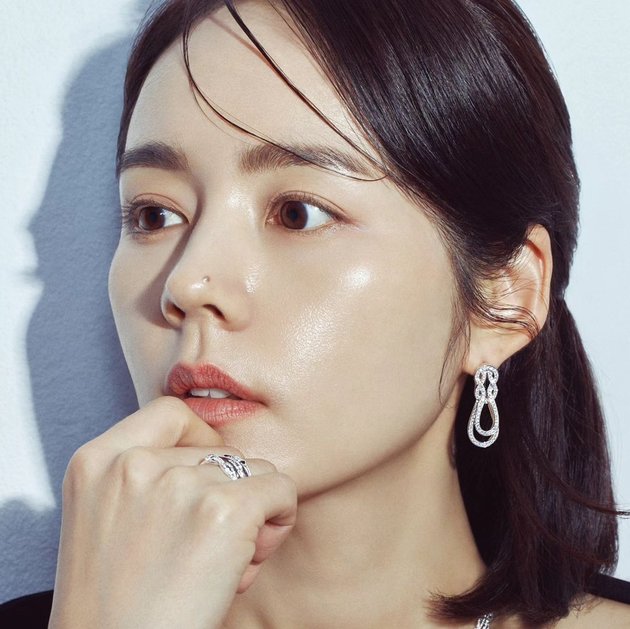 Finally Upload Intimate Photos After 19 Years of Marriage! 8 Portraits of Han Ga In and Yeon Jung Hoon in Their First Couple Photoshoot