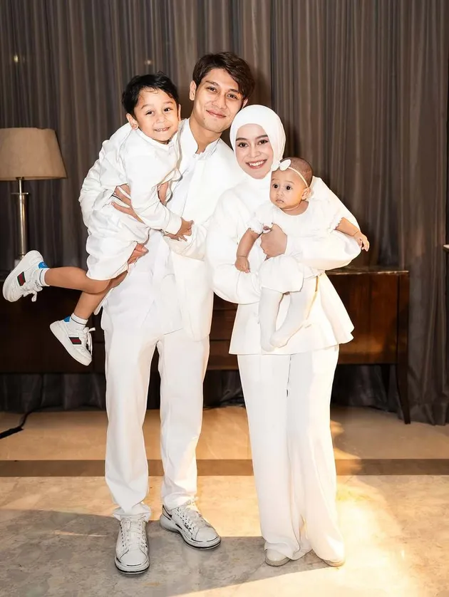 Rizky Billar pakai baju putih