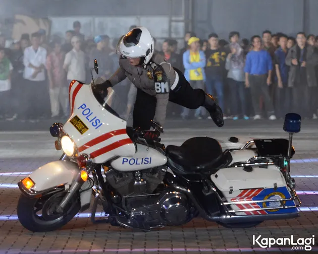 foto aksi freestyle polwan cantik