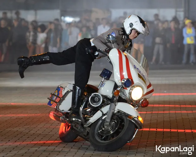 foto aksi freestyle polwan cantik