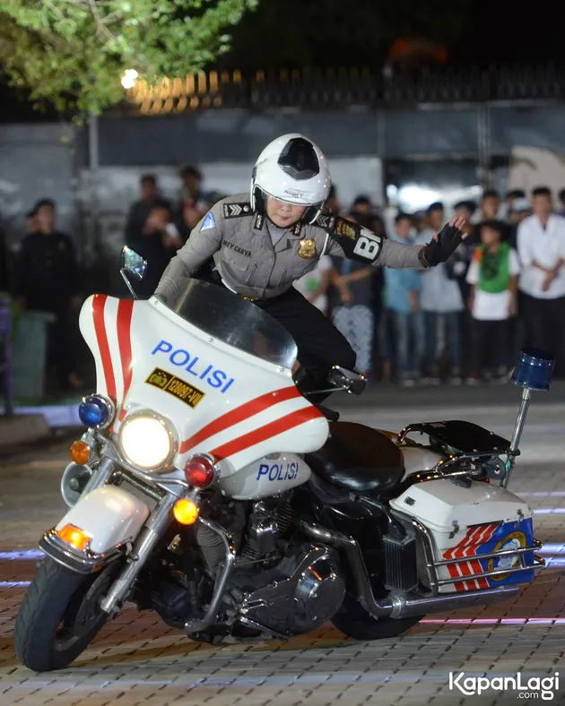 foto aksi freestyle polwan cantik