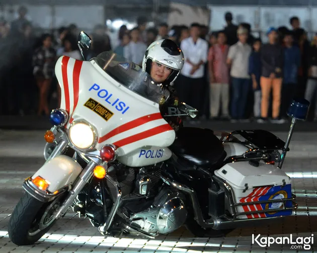 foto aksi freestyle polwan cantik