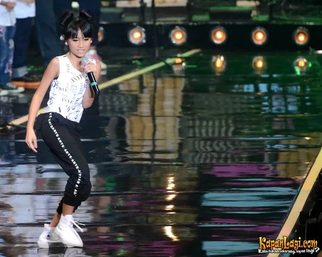 Dengan gayanya yang sangat terinspirasi oleh Agnez ini, Chloe tak berhenti bergoyang di atas panggung. Enerjik!