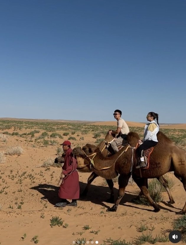 Admitting her skin turns gray, here are 8 portraits of Nikita Willy during her 4-day vacation in the desert - Enjoy Archery and Riding Camels