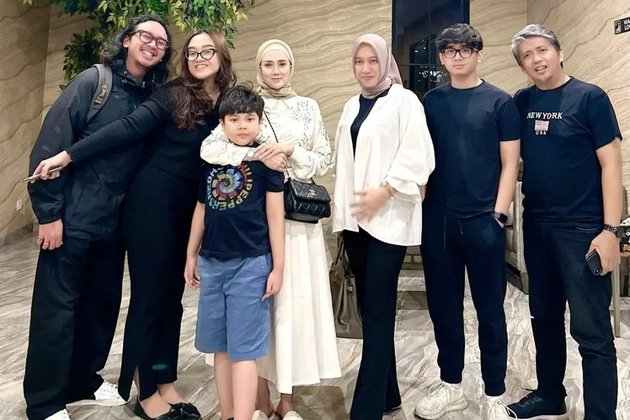 Agreement, Mulan Jameela's Portrait Opens Together with Ex-Husband and New Wife and Children - Mutual Support