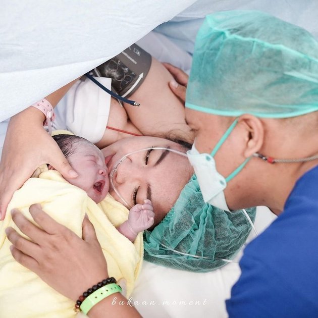 Kebahagiaan keluarga Arief Muhammad dan Tiara Pangestika semakin lengkap dengan kehadiran baby Mecca yang menggemaskan dengan pipi chubby-nya.