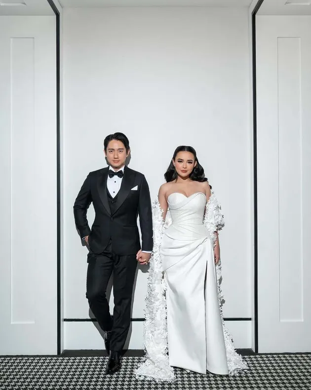 Kenny gandeng tangan Amanda Manopo