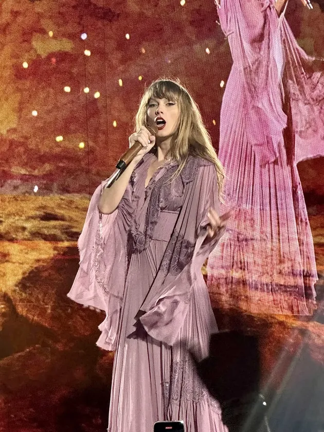 Taylor Swift pakai gaun pink
