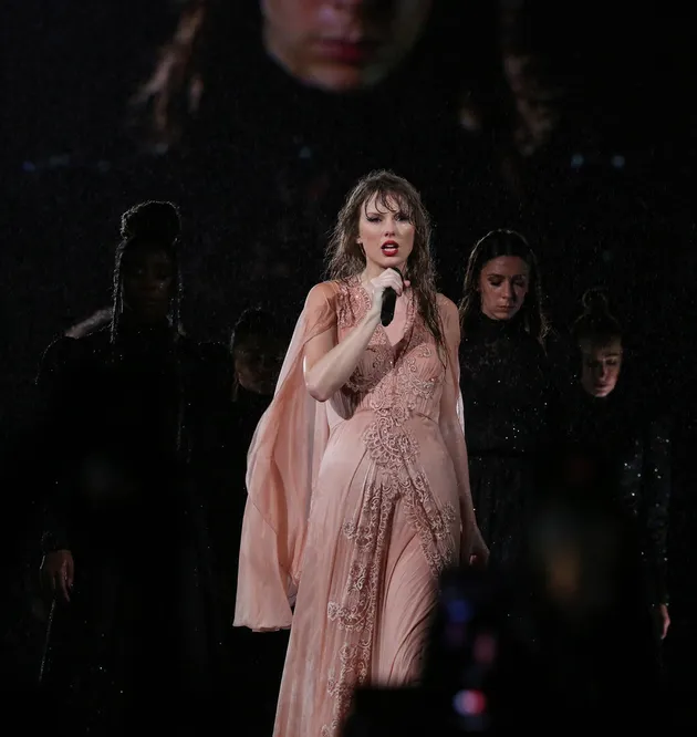 Taylor Swift pakai gaun di atas panggung