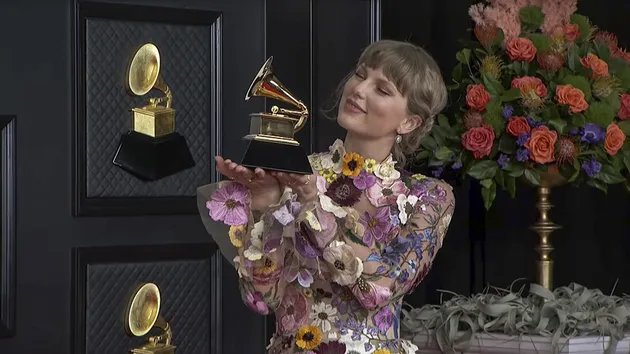 Taylor Swift pamer piala Grammy Awards