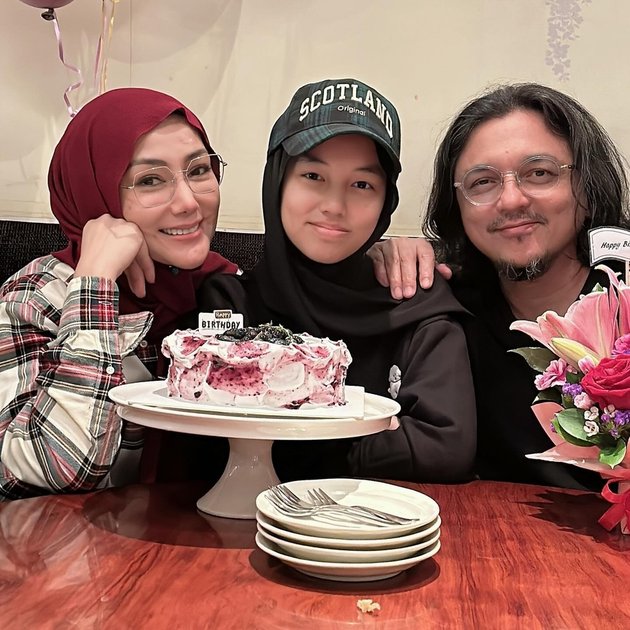Aleesya, Former Stepchild of Laudya Cynthia Bella, Now Often Wears Hijab, Celebrates Birthday with Emran and Erra