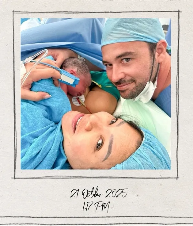 Aline Adita di rumah sakit