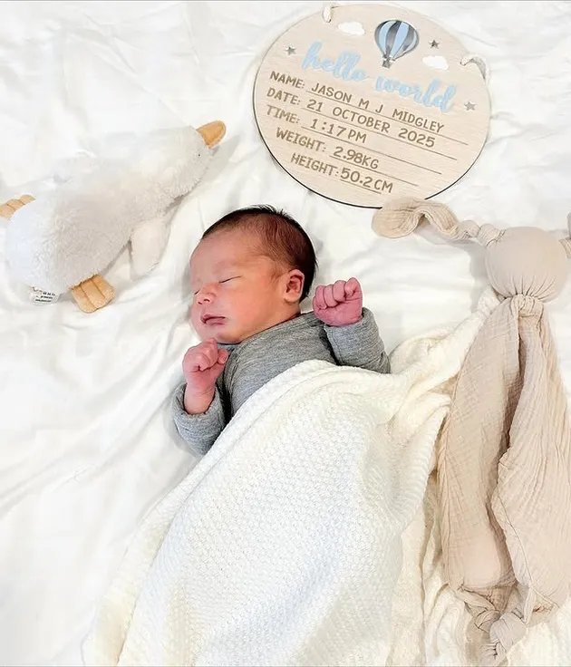 Aline Adita melahirkan anak pertama