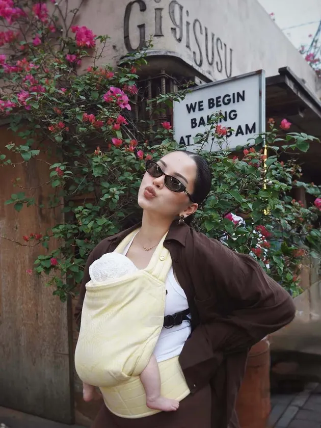 Alyssa Daguise Gendong Baby Soso