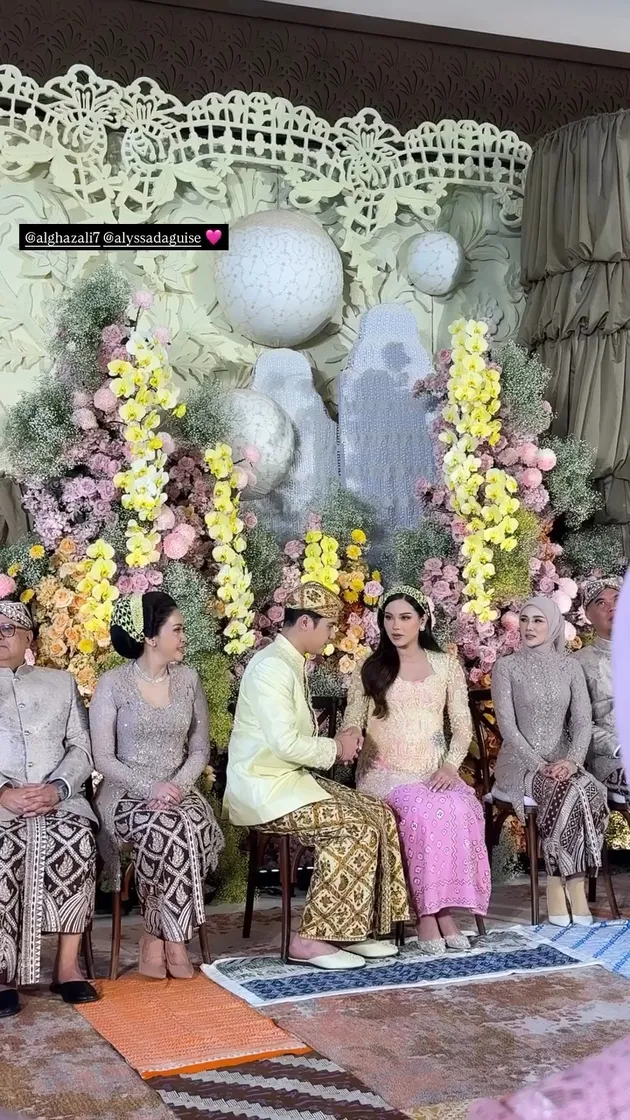 Alyssa Daguise Pakai Kebaya Kuning